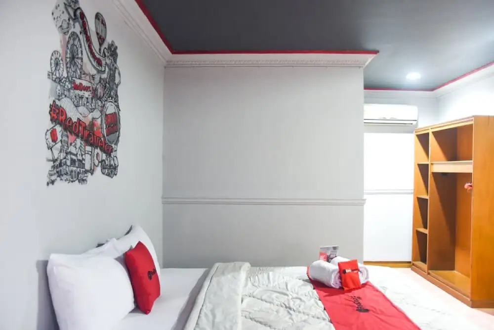 RedDoorz Plus near RSCM Jakarta