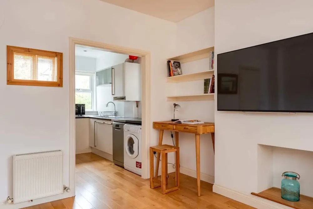 Bright and Spacious 2 Bedroom Flat