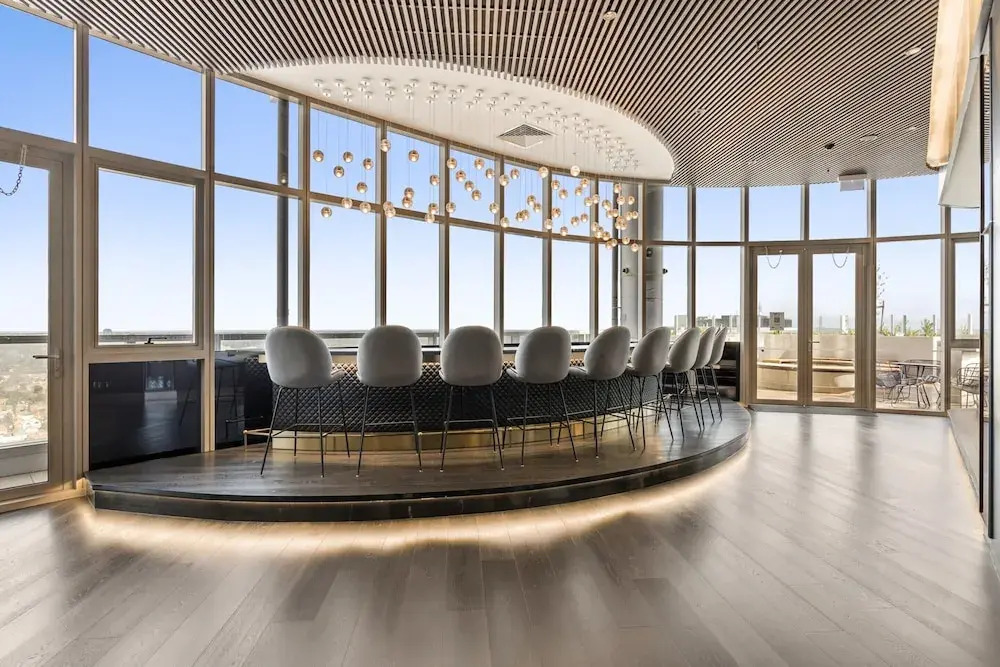 Chic 1-bed With Parking, Gym, Pool & City Views