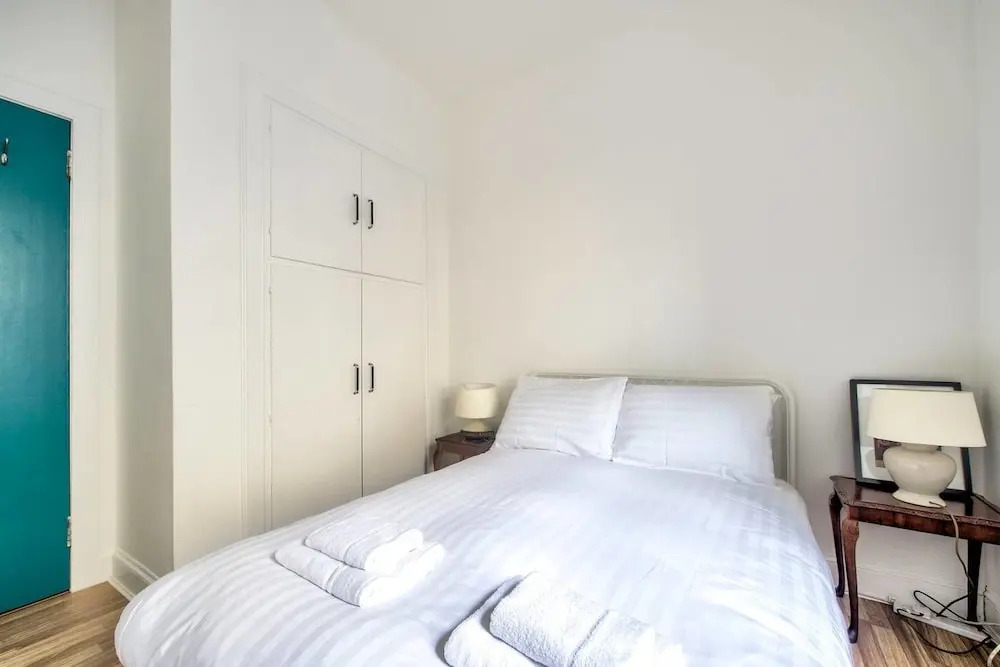 Colourful West-end Apartment - 2 Double Bedrooms 4 Guests!