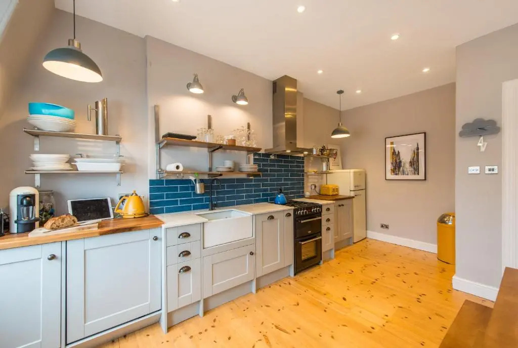 Bright 2 bed apartment North Berwick High Street
