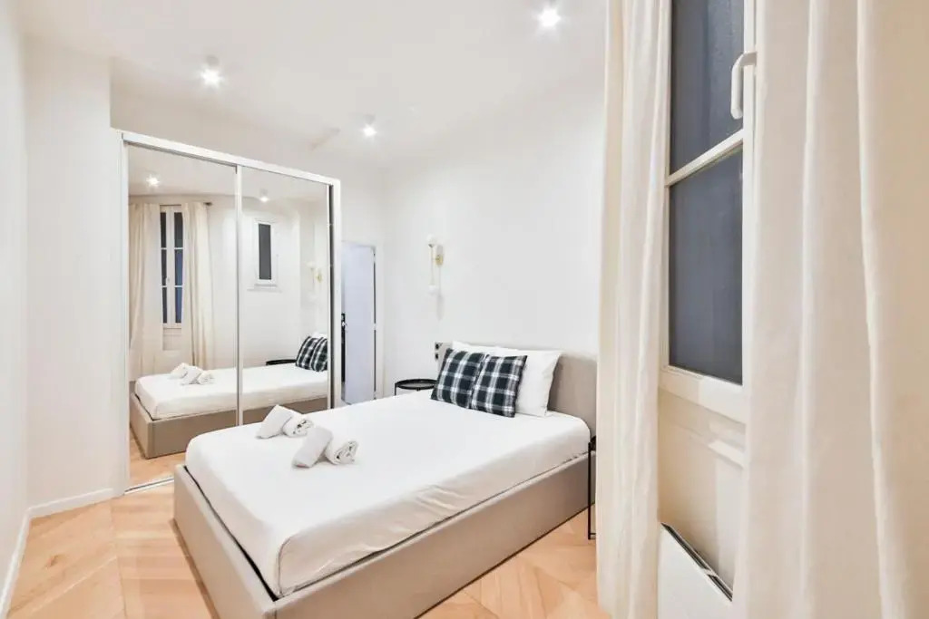 Champs Elysees!Montaigne, New Luxurious 6pers Flat