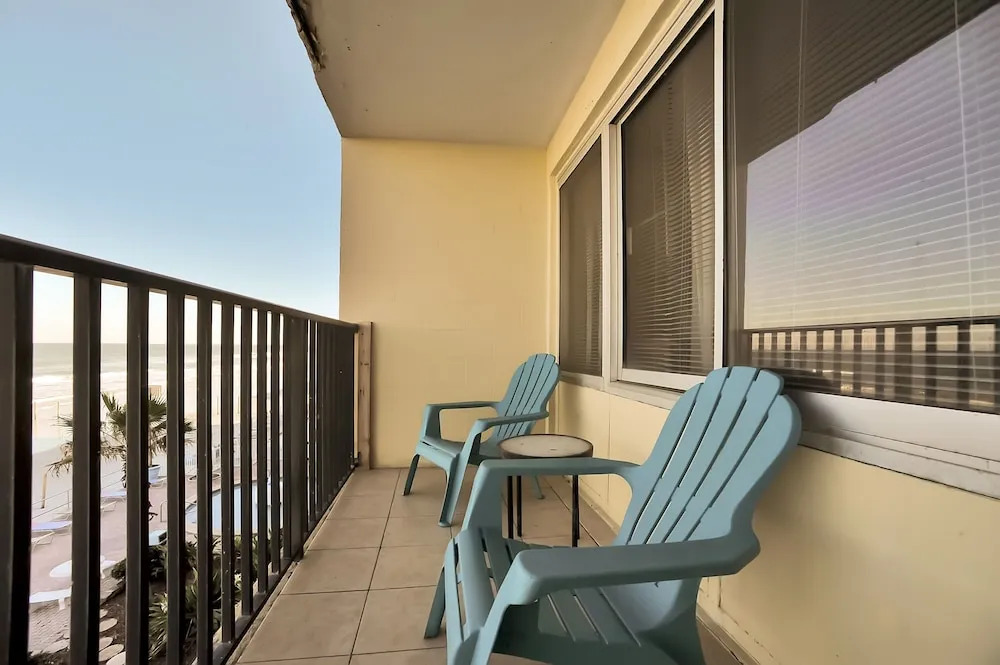 3rd Story Ocreanfront Studio W/views And A Pool 1 Bedroom Apts