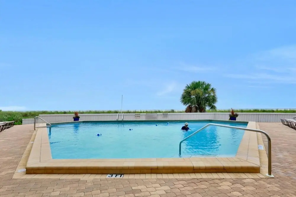 Modern 11th Floor Beachfront Condo With Views/pool