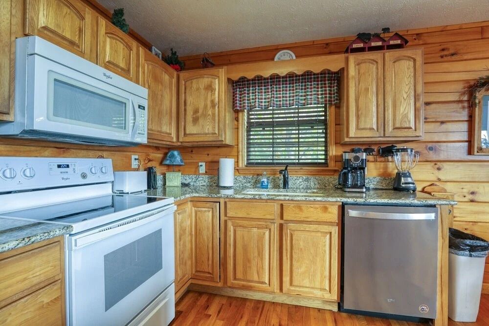 An Amazing View - 4 Bedrooms, 3.5 Baths, Sleeps 10 Cabin by RedAwning