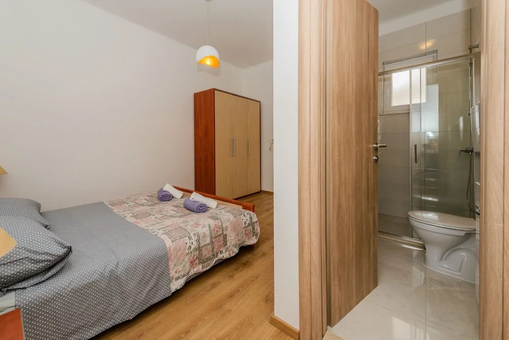 Spacious Apartment w Patio 40m From the Beach
