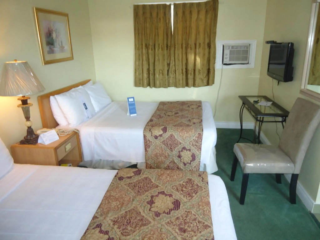 Bayside Inn & Waterfront Suites