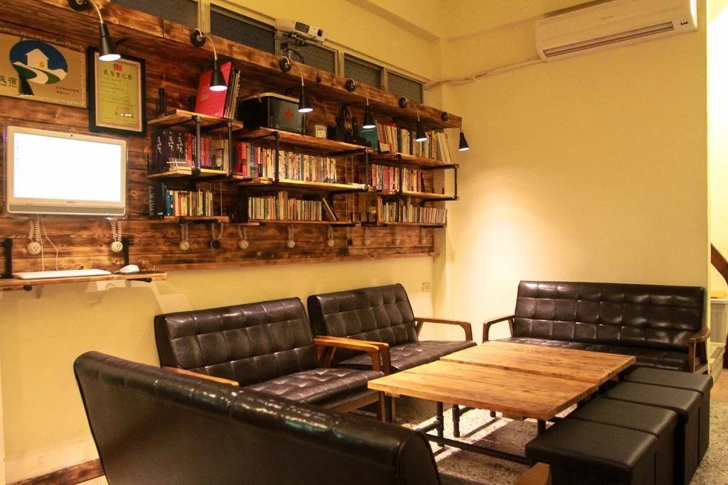Hostel Who Knows