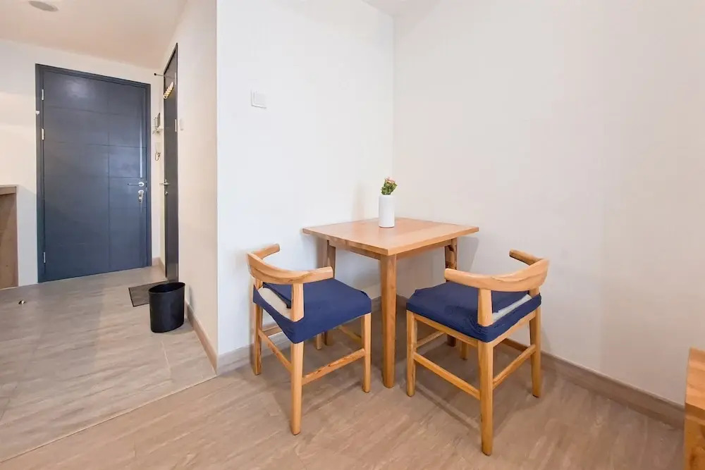 Wooden Tone Studio At At Collins Boulevard Apartment