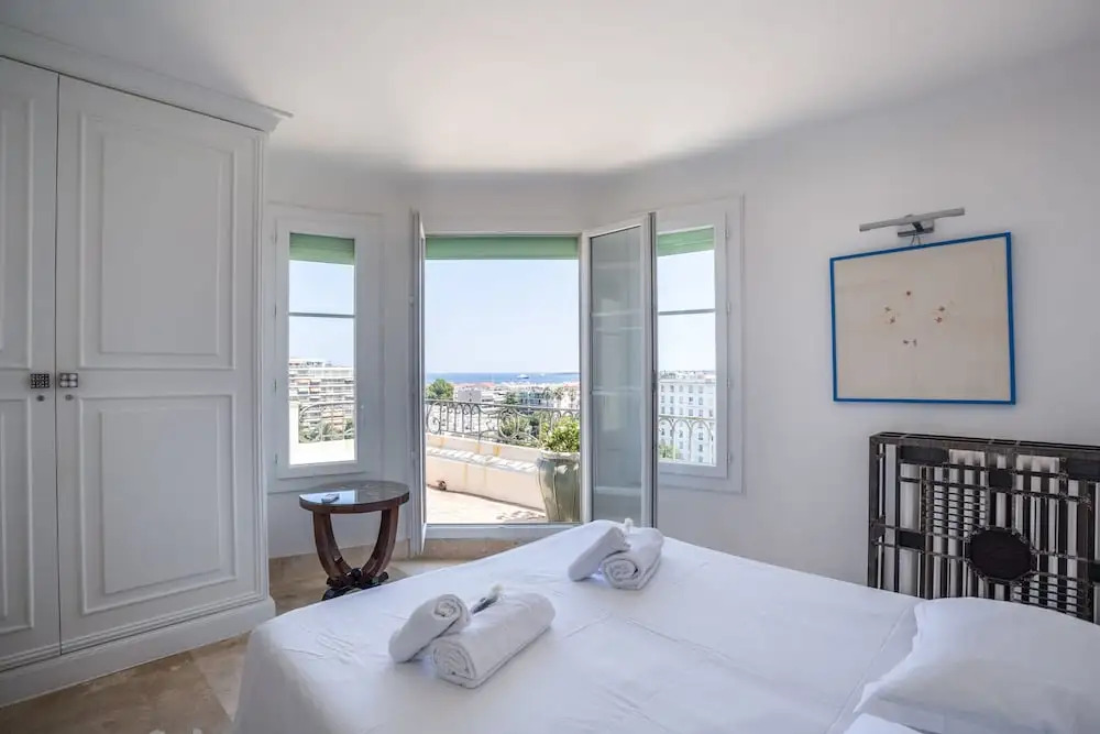 Art Deco Apartment terrace by Weekome