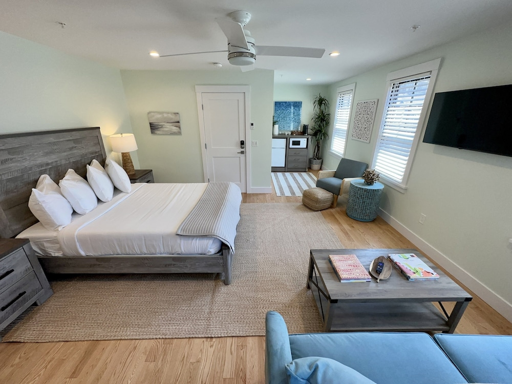 Downtown Newport 1br Suite W/ Parking & Ensuite - Unit 3 1 Bedroom Apts