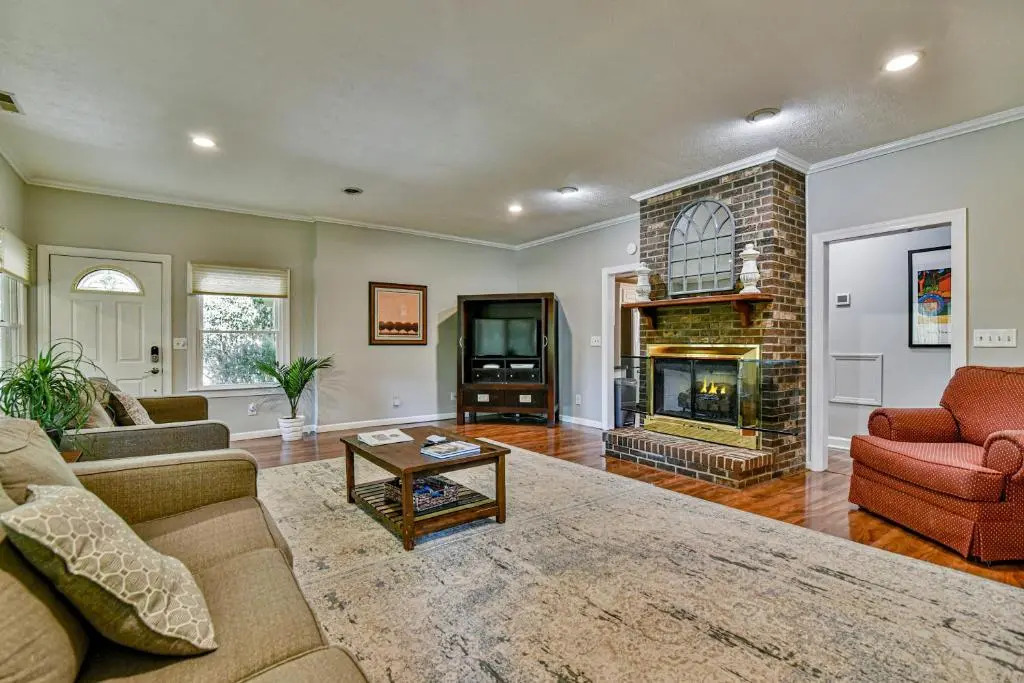 South Asheville home with hot tub just 11 miles to downtown