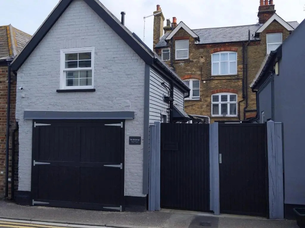 Old Garage Lodge - Spacious Bungalow close to Deal Beach !