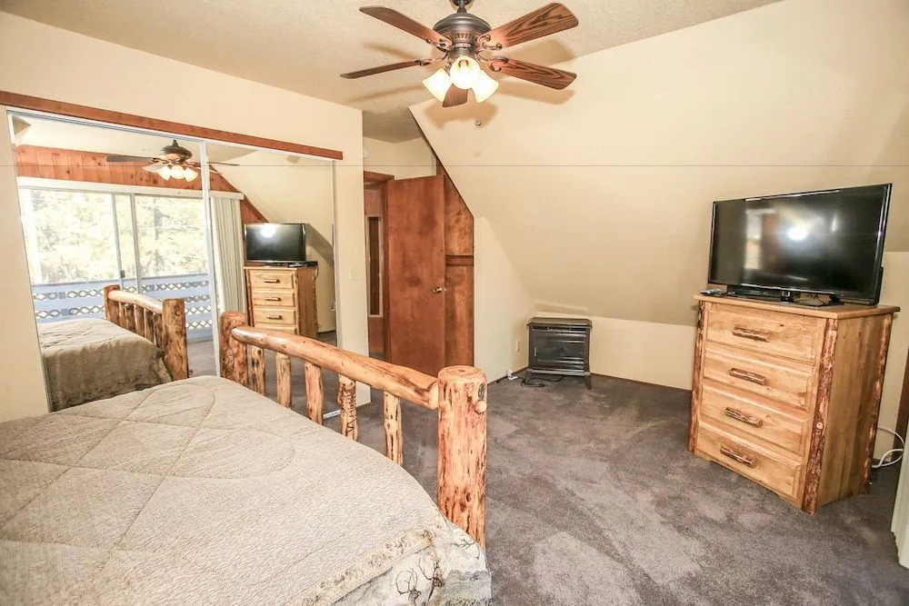 Village Hideaway - Perfectly cozy cabin with a beautiful location, walking distance to everything