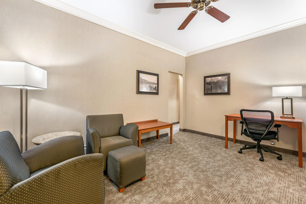 Best Western Plus Silver Saddle Inn