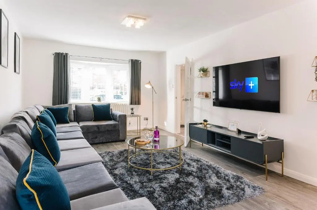 The White House - Grand & Spectacular 5-bed, sleeps 14- Central Solihull, NEC, JLR, HS2, Resorts World, Airport