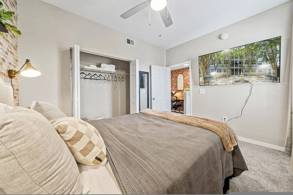 Spacious 3BR 2BA w Pool Gym Near Airport 4