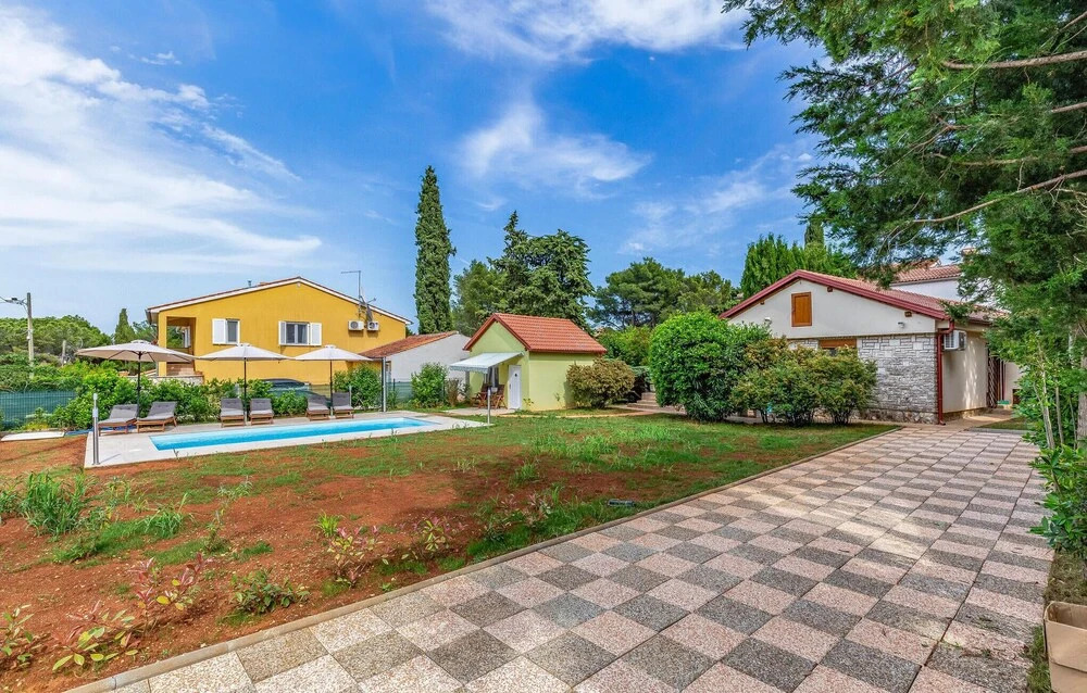 Three-Bedroom Holiday Home In Premantura