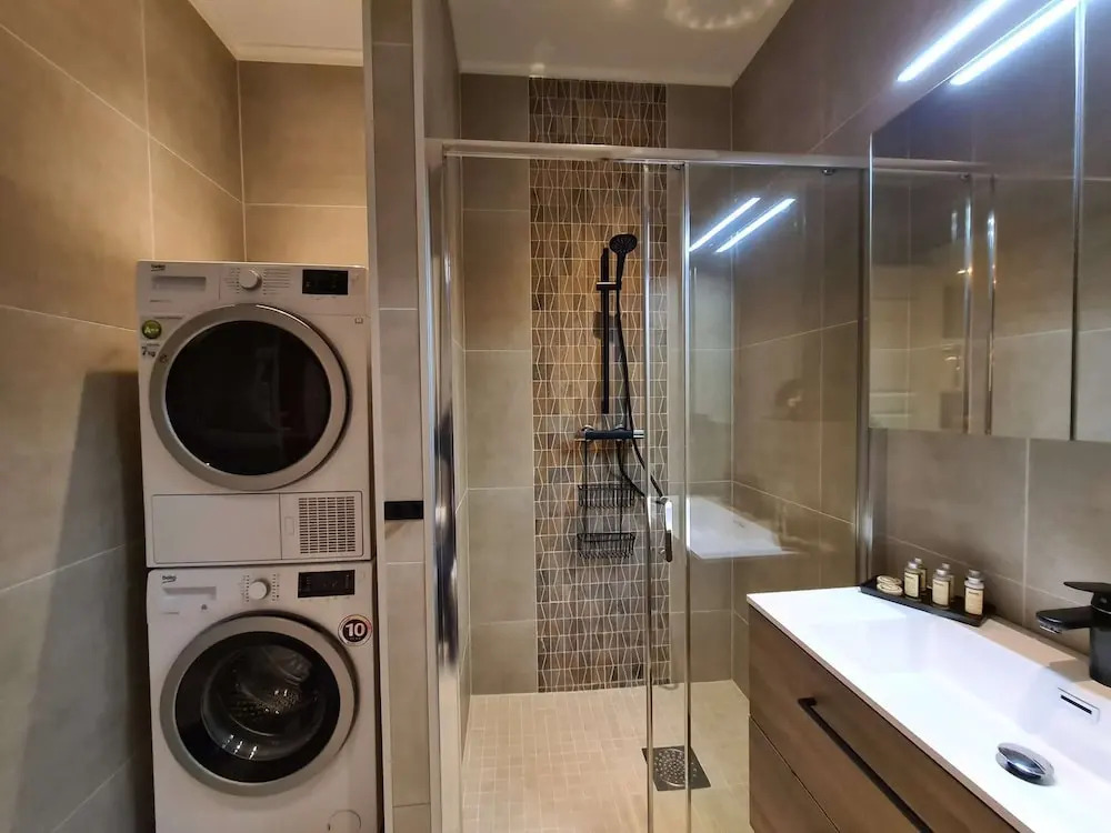 Spacious And Modern 3-bedroom Near Center, Free Parking