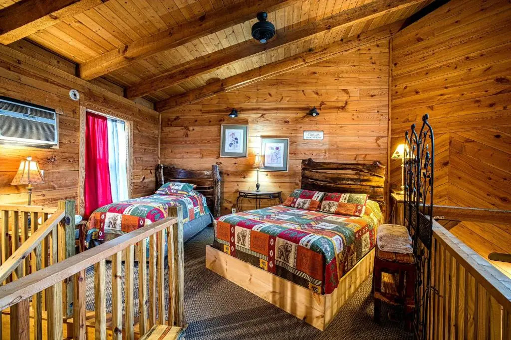 The TreeHouse - Rocking Chair Deck with Hot Tub below, Walking Distance to Downtown Helen, Sleeps 5