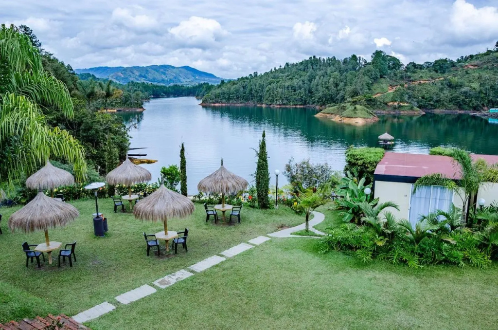 Hotel Pietrasanta Cabañas frente a la Represa Peñol Guatape