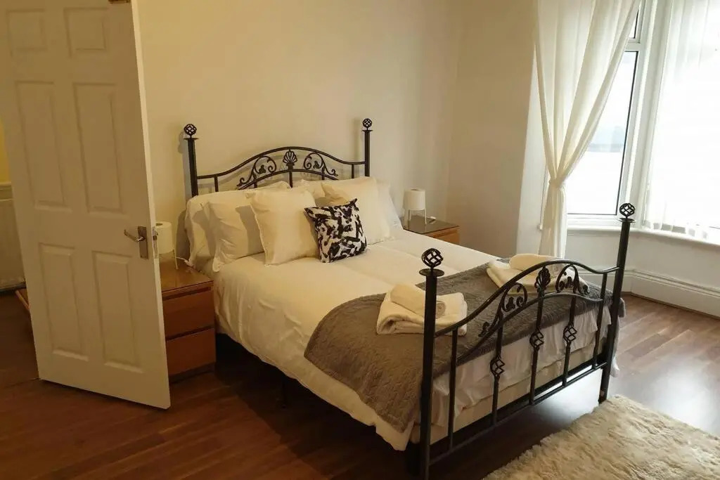South Shield's Hidden Gem Garnet 3 Bedroom Apartment sleeps 6 Guests
