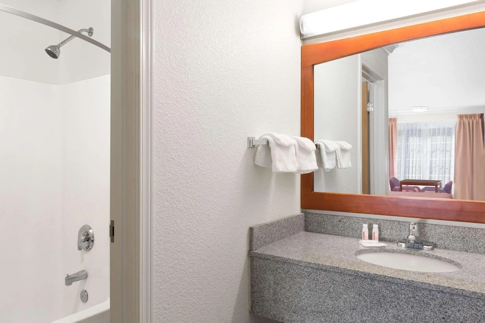 Creekside Inn & Suites