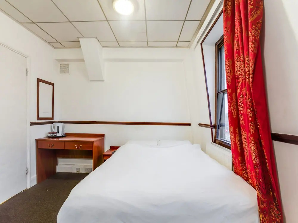 OYO VII Hotel & Indian Restaurant
