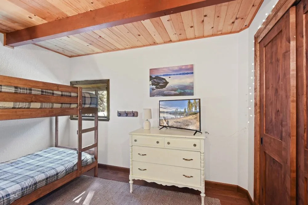 Snowshoe Cabin 3 Decks, BBQ & Hot Tub!