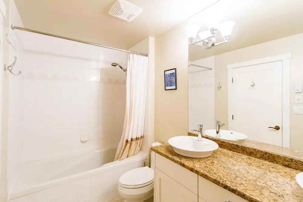 Spacious Town Home with Private Hot Tub