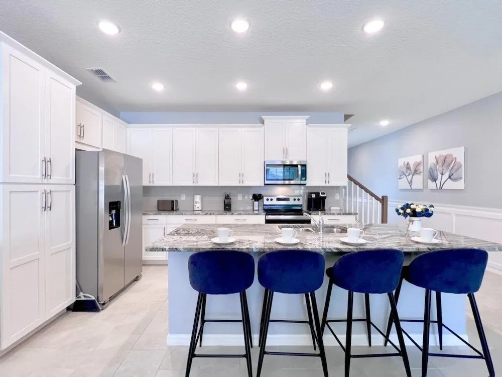 Beautiful 5 Bedroom Town Home with Splash Pool 5 Home by RedAwning
