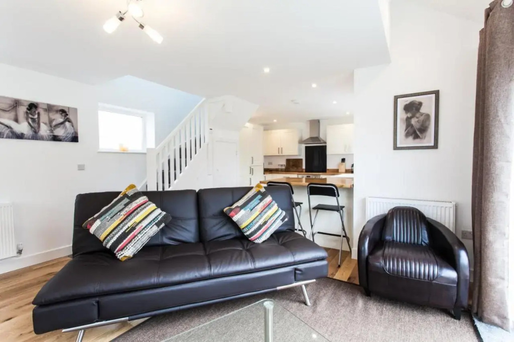 Superb Detached Coach House in Peaceful Location!