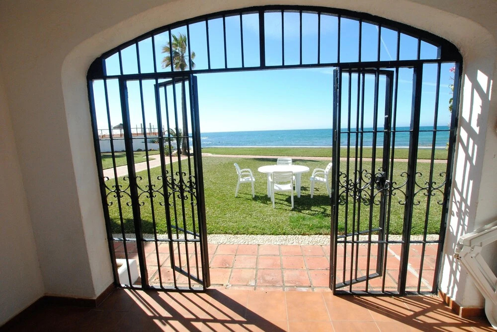 Dona Lola Sandra - Frontline beach house with full sea views within a short drive to Marbella  CS108
