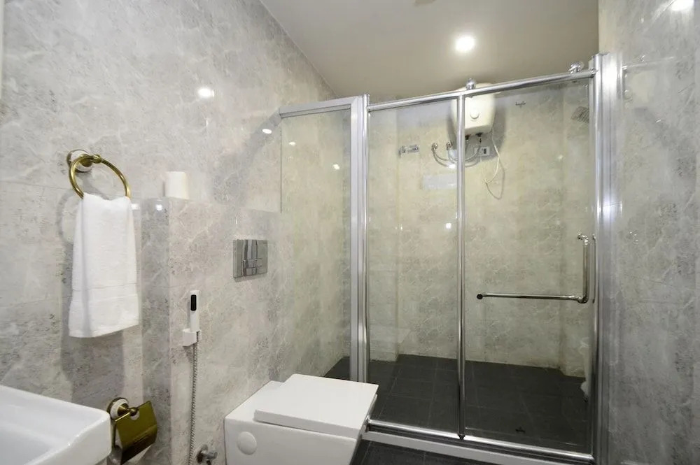 Hotel Golden Manor-City Center Bani Park