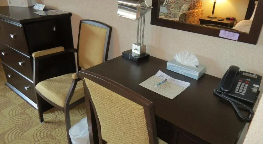 Shoreside Inn & Suites