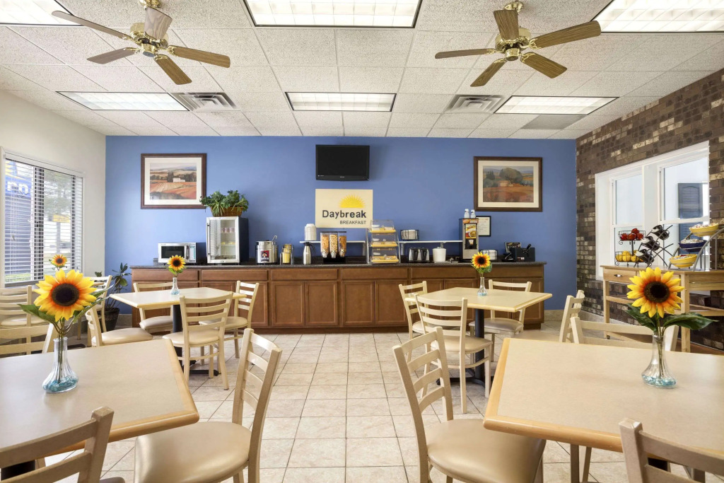 Days Inn by Wyndham Oglesby/ Starved Rock