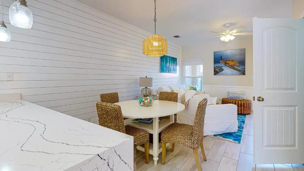BC102 Beautifully Decorated Townhome, Heated Shared Pool, 1 Minute to Beach