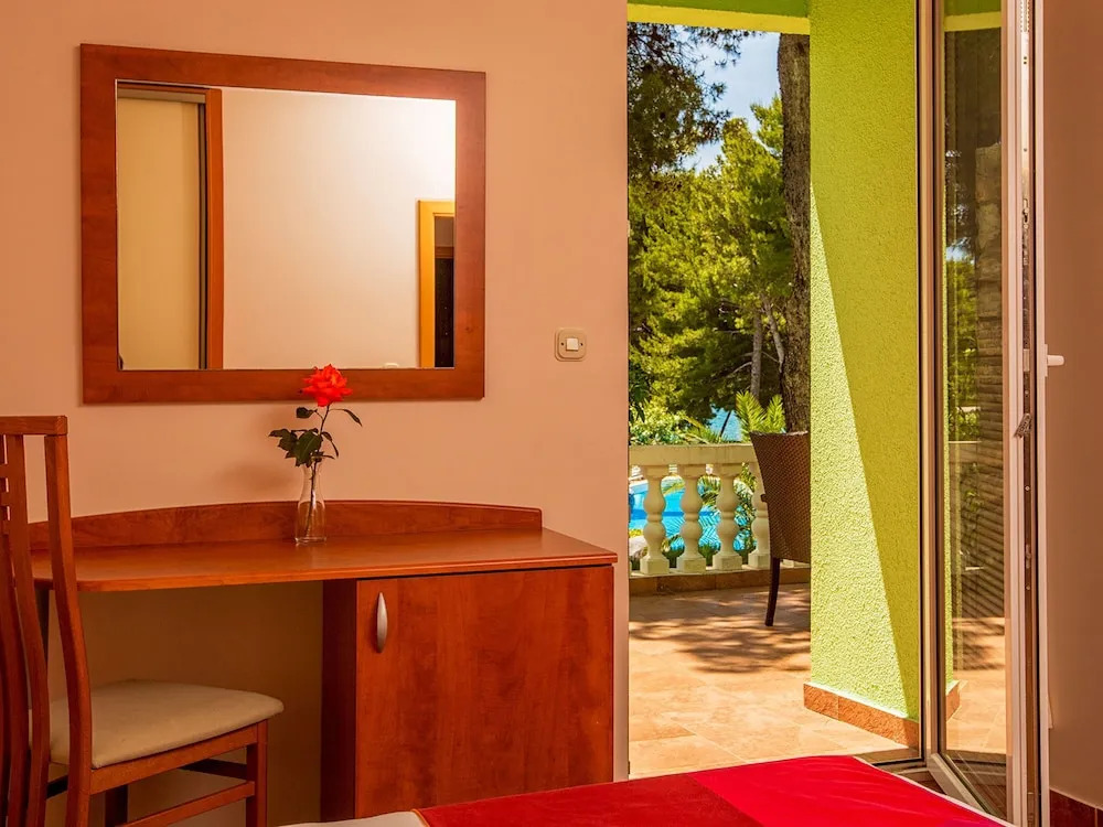 Apartment with Sea View And Ac, 12 Km From Sibenik