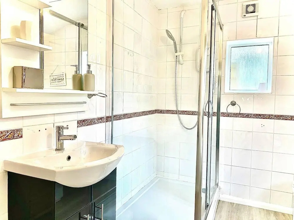 Stunning 3-bed House in Bedford, Quiet Location