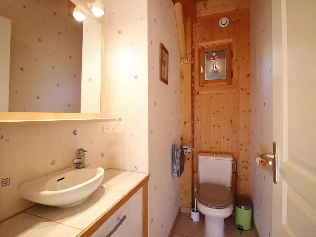 Chalet spacieux avec parking et WiFi au Mont Dore - FR-1-608-106