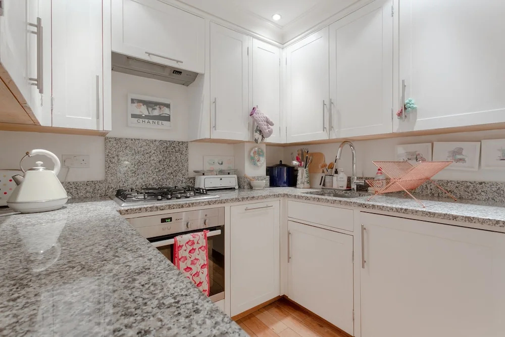2 Bedroom Apartment With Garden in Ladbroke Grove