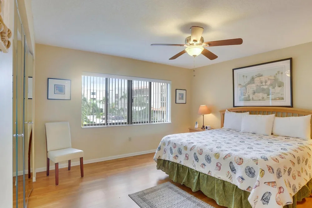 Land's End 206 Building 3 Updated / Bay Views/ End Unit!