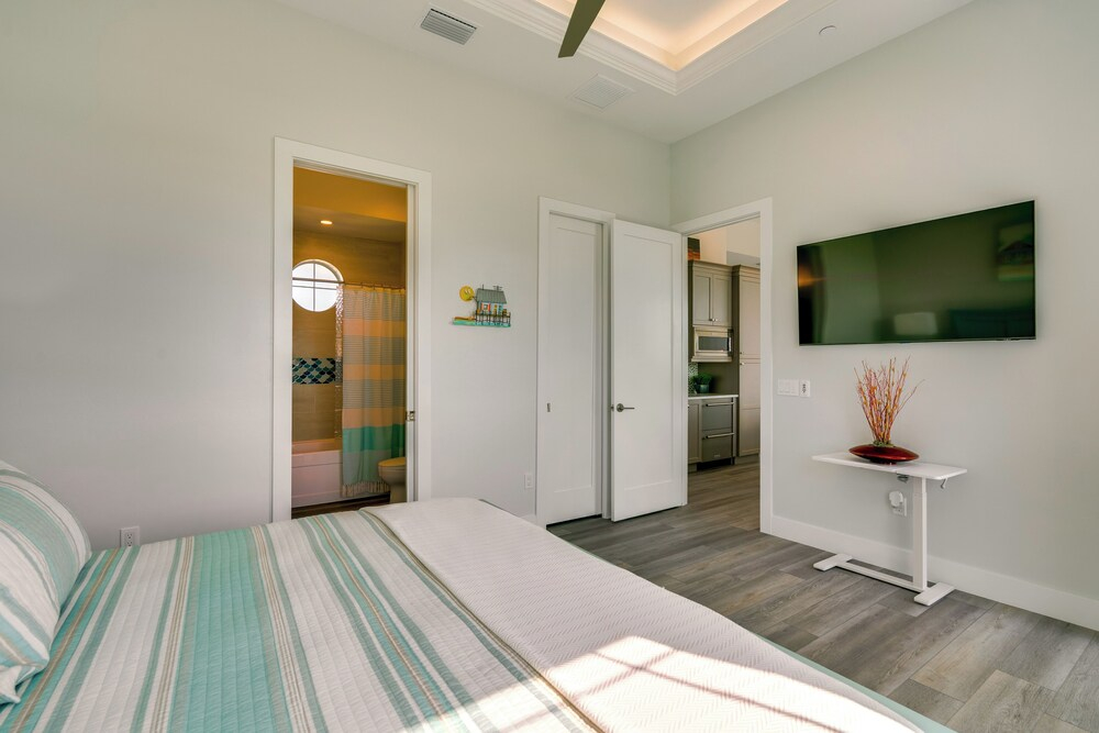 Luxury Group Escape in Cape Corals Cape Harbour!