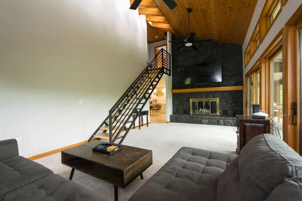 Mountain View 3BR w Sunroom Close to Ski Trails