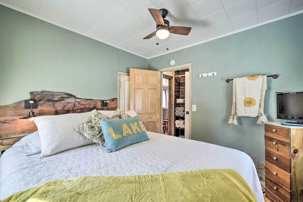 Family Home - Walk to Town & Balsam Lake