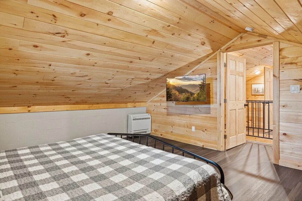 Majestic Valley Retreat 2 Bedroom Cabin by RedAwning