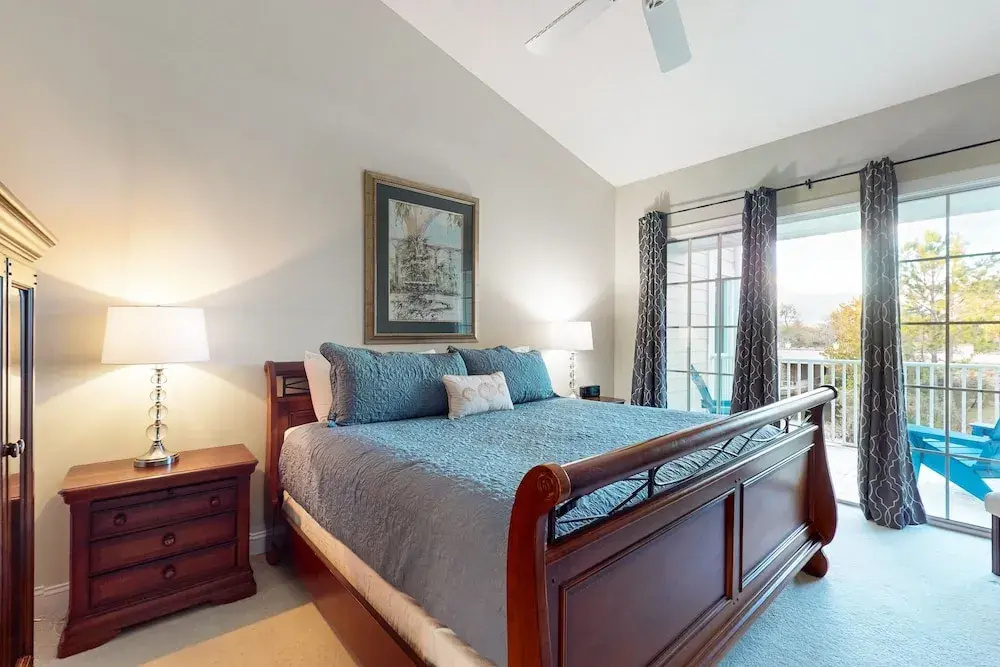 Spacious Condo With Pool, hot tub and Private Washer/dryer