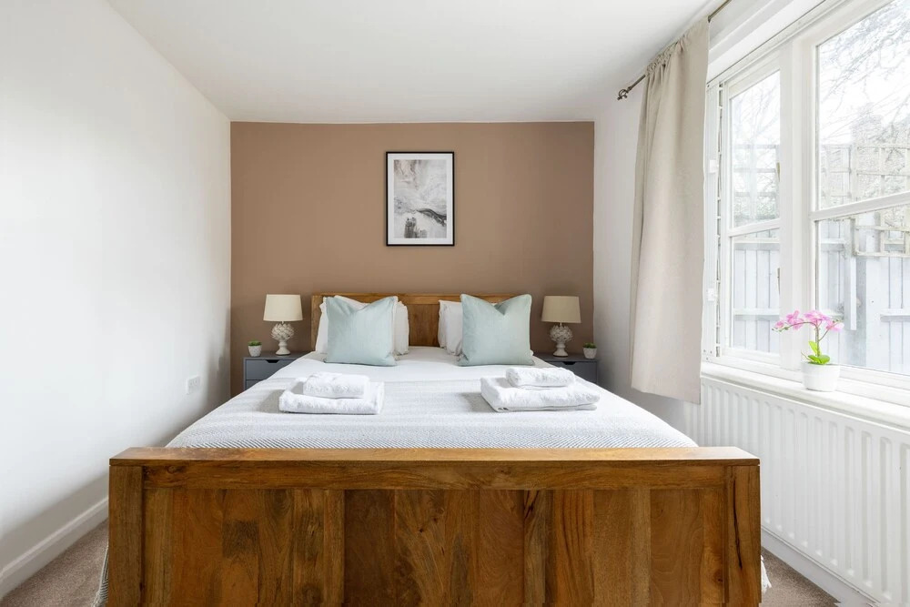 Magnificent 2 Bed Garden Flat in Oval
