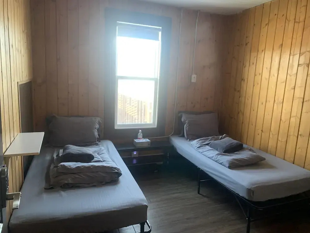 PARTY HOSTEL - The Canmore Hotel Hostel