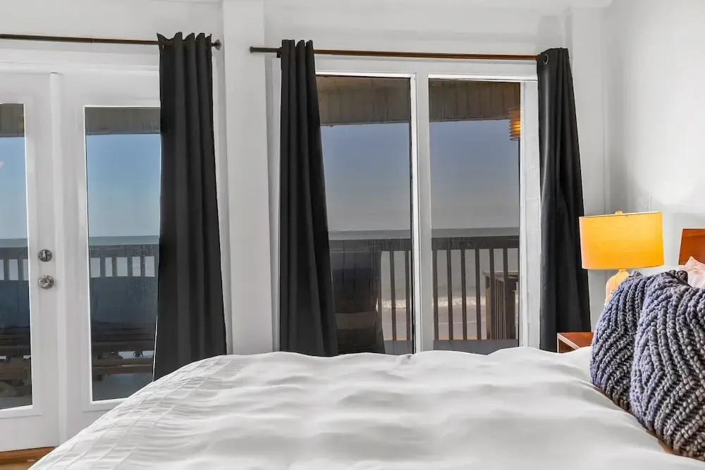 Gorgeous Beachfront Home With Inviting Deck & Patio, Hammock, Amazing Views